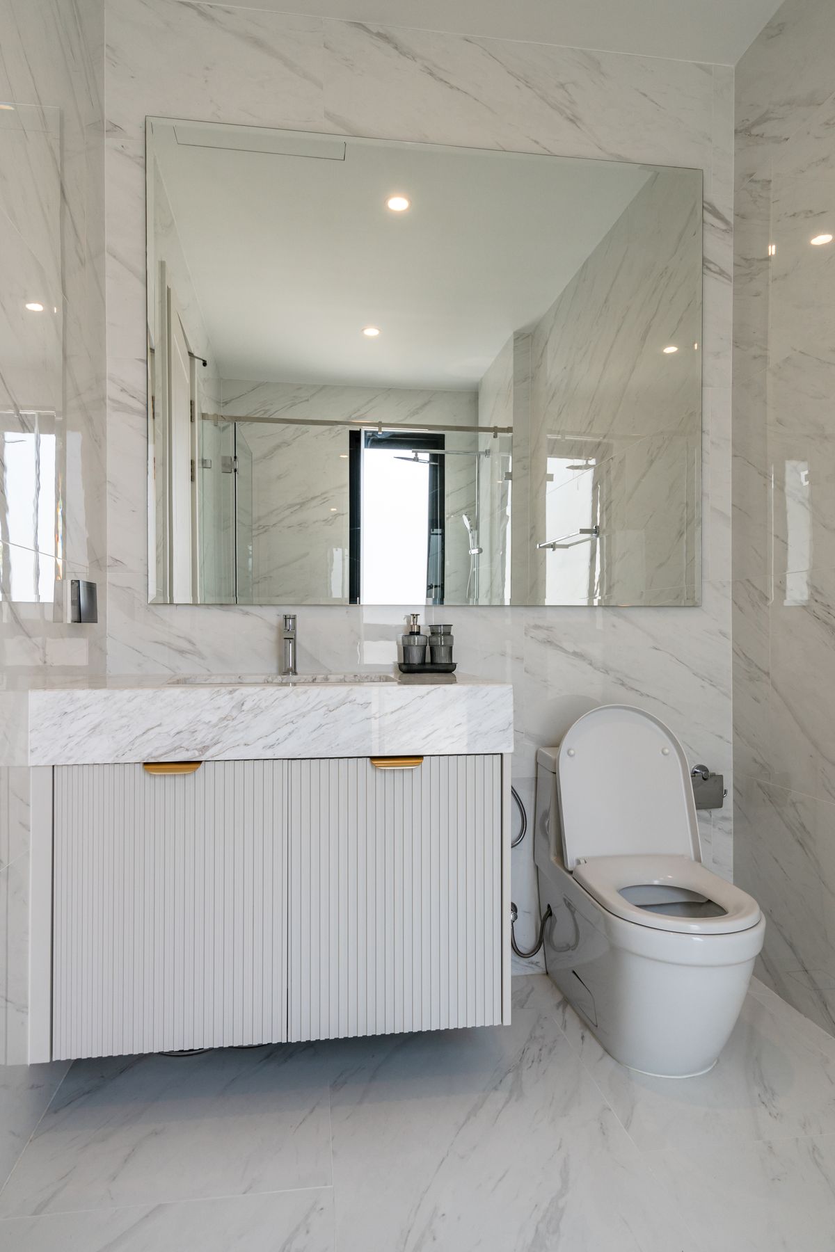 For SaleHousePattanakan, Srinakarin : 🌃 Ultra Luxury Living! Spacious 3-Storey Single House with Private Lift @Cinq Royal 5 Bedrooms, EV Charging Parking, and Convenient Access – Only 15 Minutes to the Airport