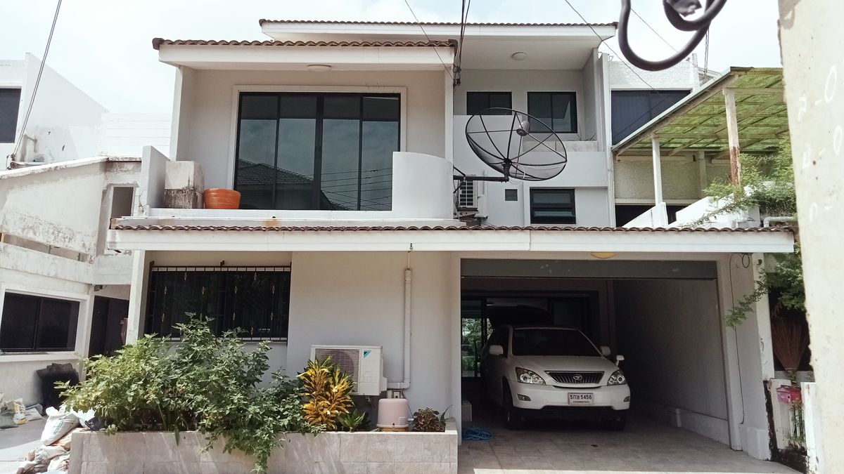 For SaleTownhomePathum Thani,Rangsit, Thammasat : 3 -storey townhome for sale, Garden Home Village (Garden Home Village), a new renovation house Good home The back has a large swamp 
 
