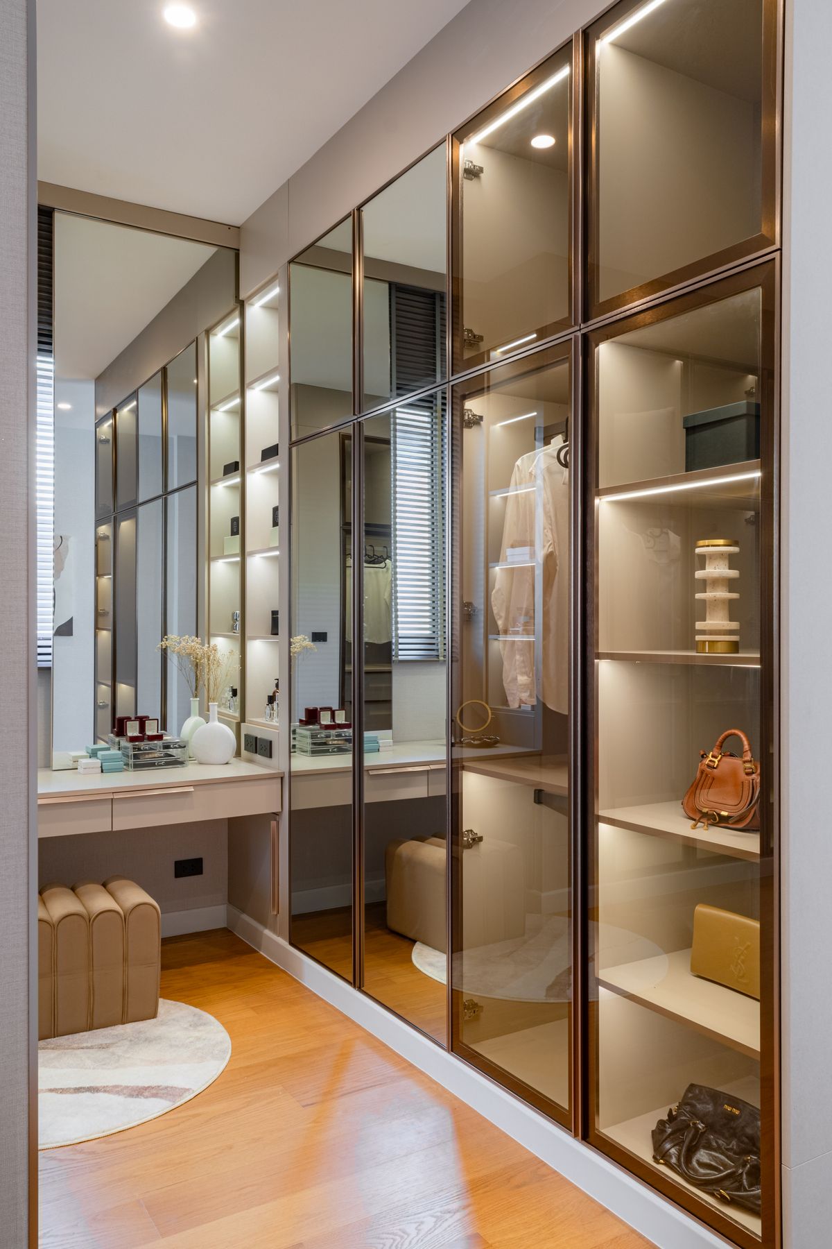 For SaleHousePattanakan, Srinakarin : 🌃 Ultra Luxury Living! Spacious 3-Storey Single House with Private Lift @Cinq Royal 5 Bedrooms, EV Charging Parking, and Convenient Access – Only 15 Minutes to the Airport