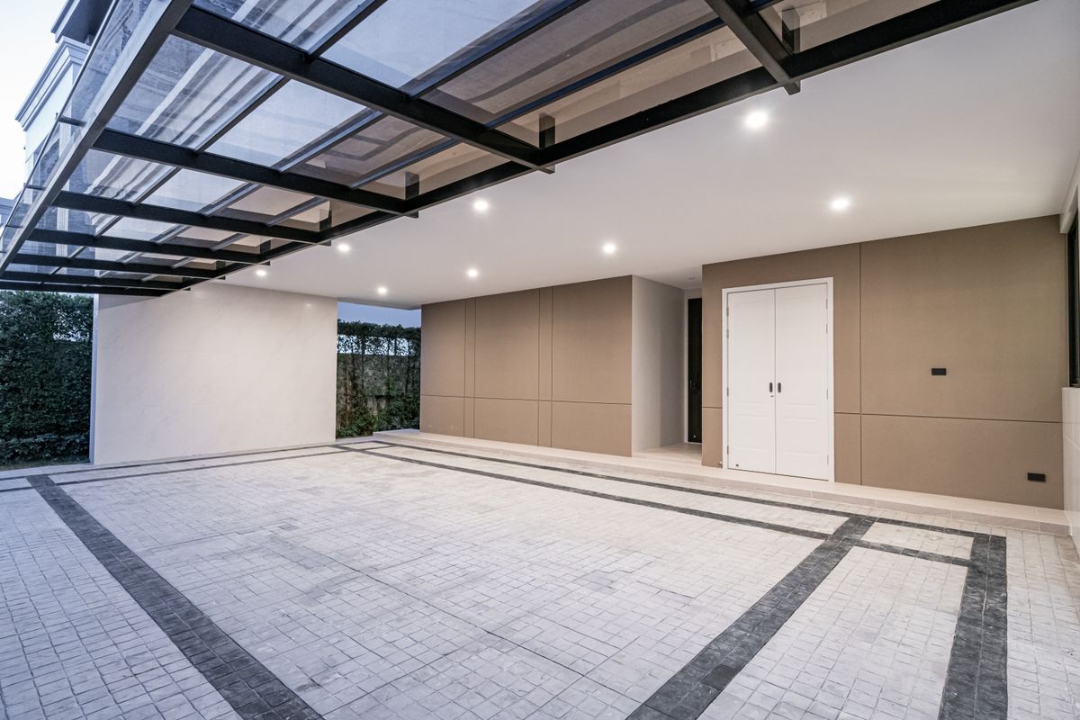 For SaleHousePattanakan, Srinakarin : 🌃 Ultra Luxury Living! Spacious 3-Storey Single House with Private Lift @Cinq Royal 5 Bedrooms, EV Charging Parking, and Convenient Access – Only 15 Minutes to the Airport