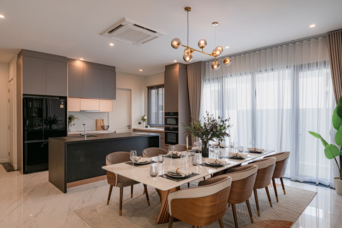 For SaleHousePattanakan, Srinakarin : 🌃 Ultra Luxury Living! Spacious 3-Storey Single House with Private Lift @Cinq Royal 5 Bedrooms, EV Charging Parking, and Convenient Access – Only 15 Minutes to the Airport