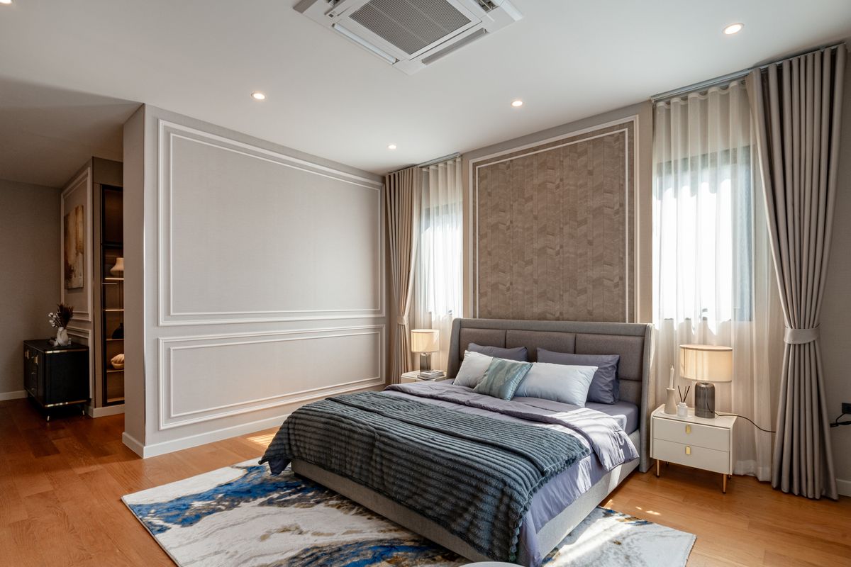 For SaleHousePattanakan, Srinakarin : 🌃 Ultra Luxury Living! Spacious 3-Storey Single House with Private Lift @Cinq Royal 5 Bedrooms, EV Charging Parking, and Convenient Access – Only 15 Minutes to the Airport