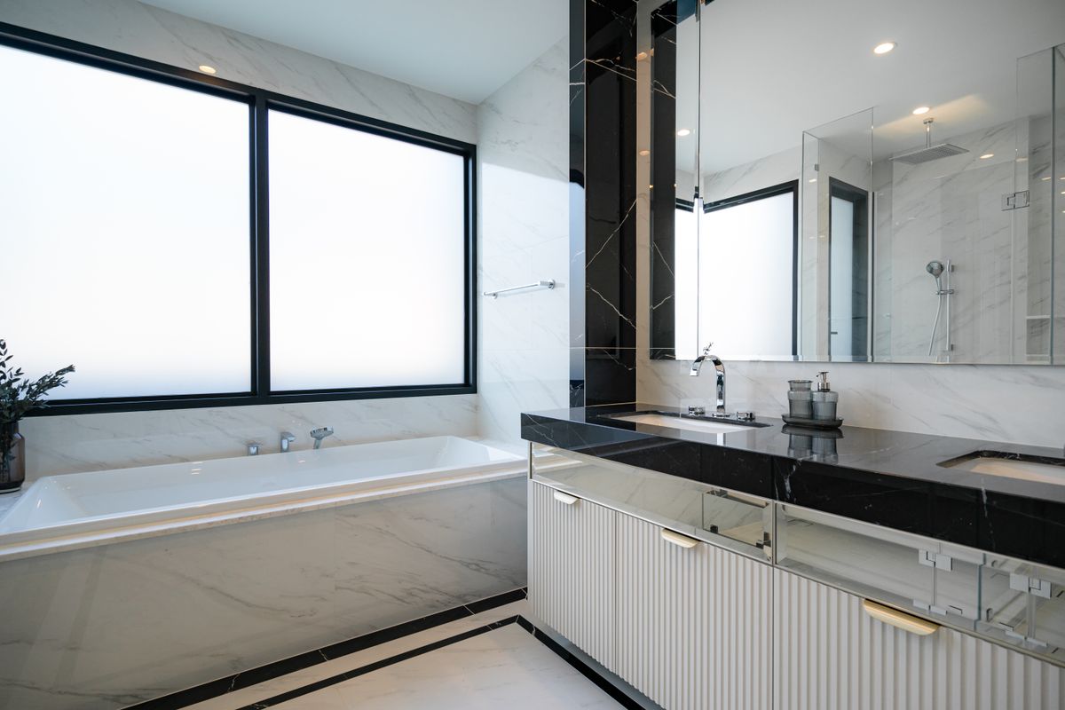 For SaleHousePattanakan, Srinakarin : 🌃 Ultra Luxury Living! Spacious 3-Storey Single House with Private Lift @Cinq Royal 5 Bedrooms, EV Charging Parking, and Convenient Access – Only 15 Minutes to the Airport