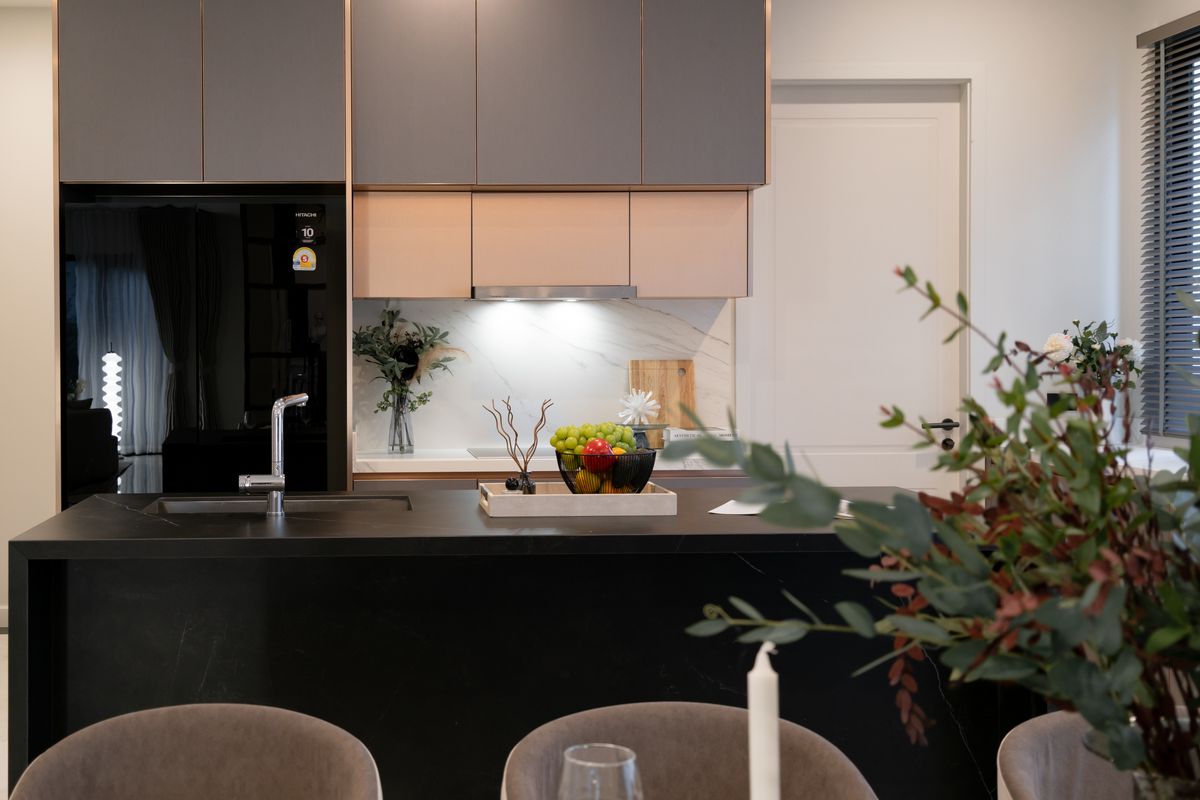 For SaleHousePattanakan, Srinakarin : 🌃 Ultra Luxury Living! Spacious 3-Storey Single House with Private Lift @Cinq Royal 5 Bedrooms, EV Charging Parking, and Convenient Access – Only 15 Minutes to the Airport