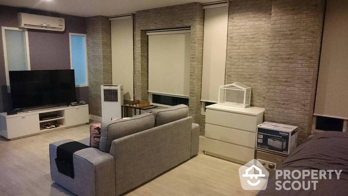 For RentCondoSilom, Saladaeng, Bangrak : 1-BR Condo at Surawong City Resort Condominium near MRT Sam Yan