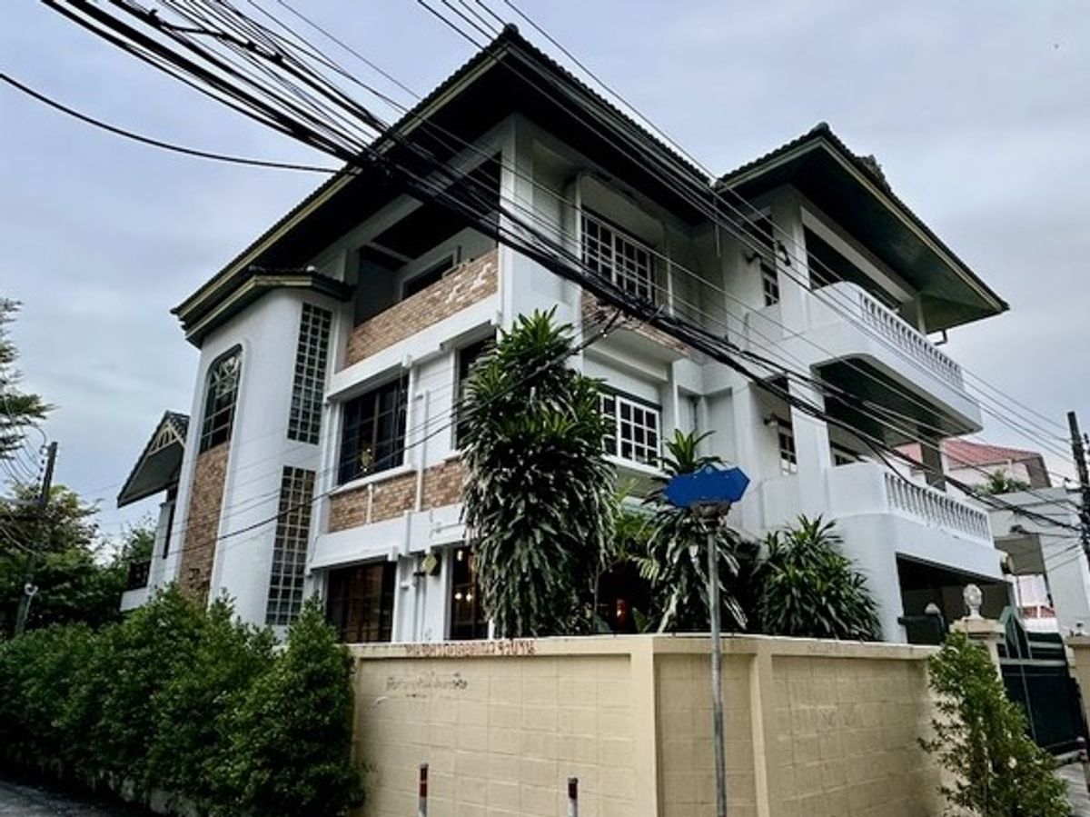 For RentTownhomeSathorn, Narathiwat : 🌿 Renovated 3-Storey Private Home with Garden near Lumphini Park – Quiet Residential Living Just 5 Mins to MRT