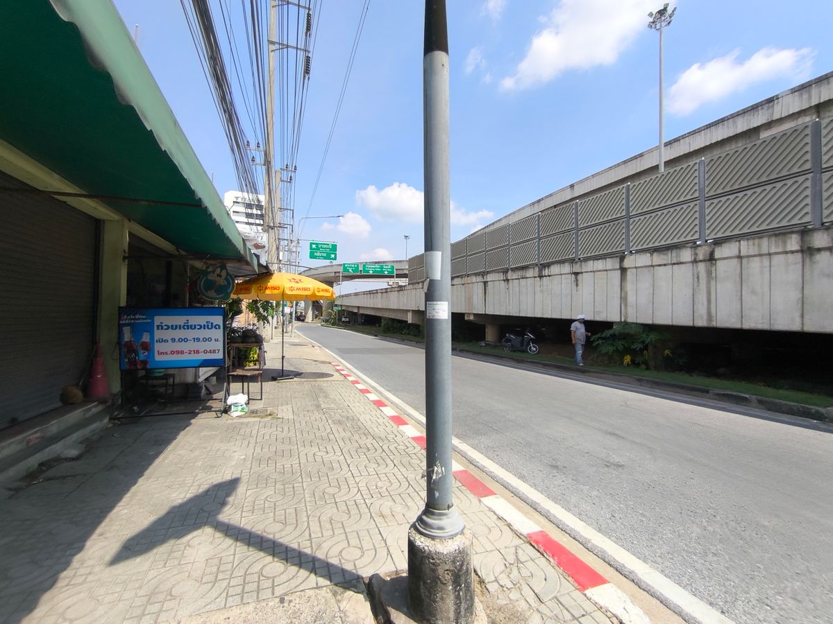 For SaleLandRamkhamhaeng, Hua Mak : Land with buildings, corner plot on Ramkhamhaeng Road 24, for invest