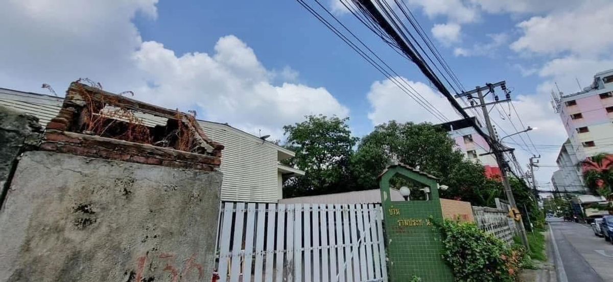 For SaleLandRamkhamhaeng, Hua Mak : Land with buildings, corner plot on Ramkhamhaeng Road 24, for invest