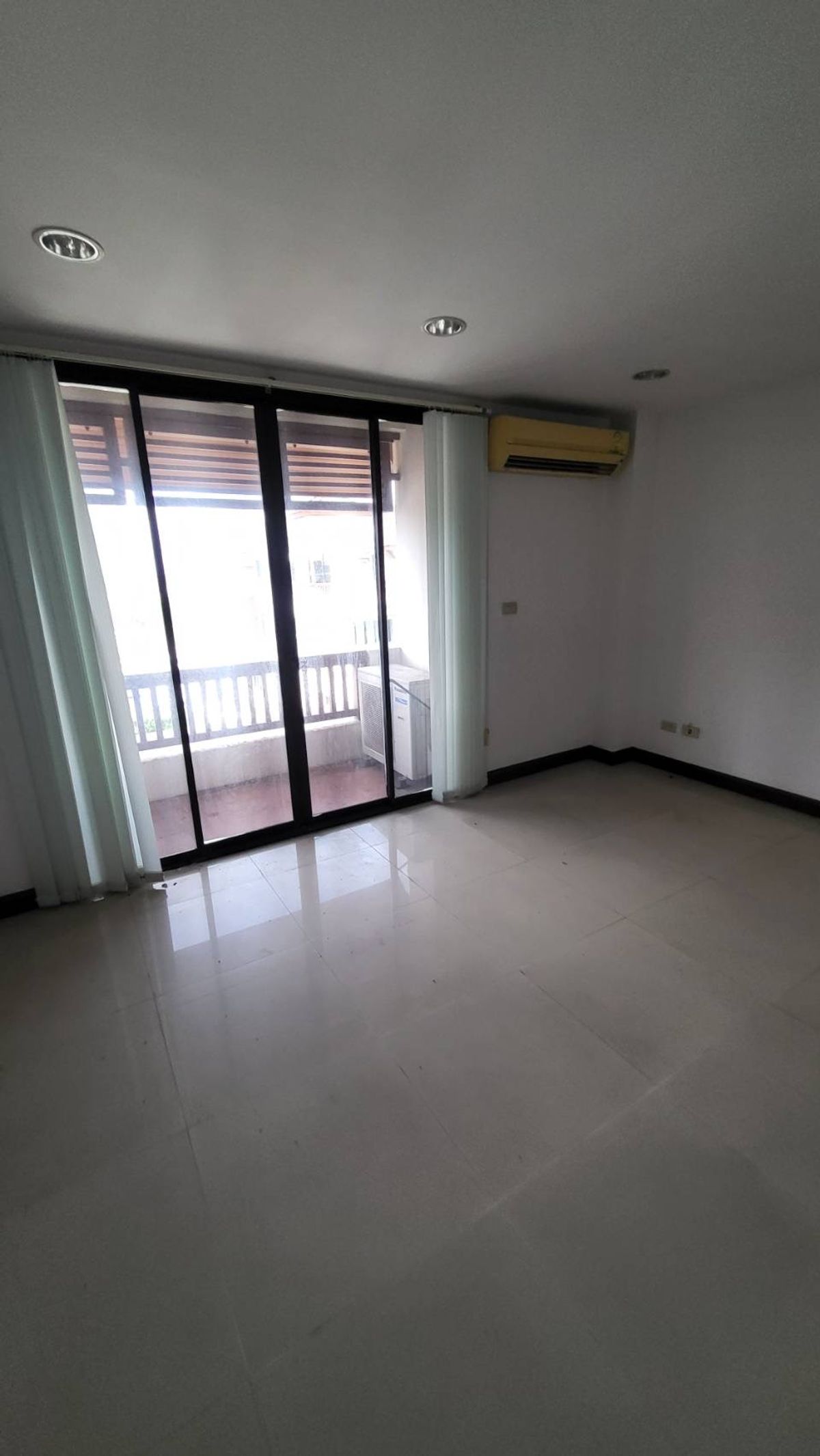 ขายโฮมออฟฟิศรัชดา ห้วยขวาง : 🔥โฮมออฟฟิศ 4 ชั้น ใจกลางรัชดา–เหม่งจ๋าย พร้อมที่จอดรถ 8 คัน! เริ่มเพียง 27 ล้าน!🔥  ทำเลทอง ใกล้ MRT, โรงเรียนนานาชาติ, สถานฑูต เหมาะสำหรับสำนักงาน + ที่อยู่อาศัย