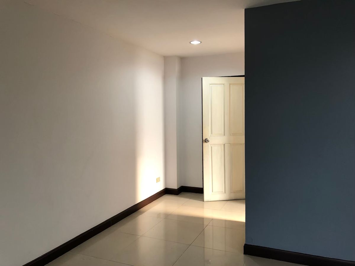 ขายโฮมออฟฟิศรัชดา ห้วยขวาง : 🔥โฮมออฟฟิศ 4 ชั้น ใจกลางรัชดา–เหม่งจ๋าย พร้อมที่จอดรถ 8 คัน! เริ่มเพียง 27 ล้าน!🔥  ทำเลทอง ใกล้ MRT, โรงเรียนนานาชาติ, สถานฑูต เหมาะสำหรับสำนักงาน + ที่อยู่อาศัย