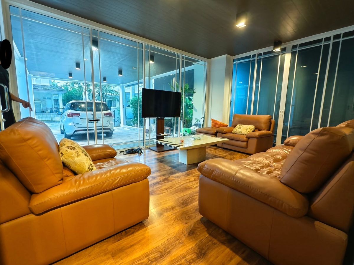 For RentHousePattanakan, Srinakarin : 📢 Rent/sell the decoration of Krungtham, Bangkok, 7 large houses, 5 bedrooms 📢 All air conditioners Near the international school, easy to travel, house with stay. Code: S2501-548