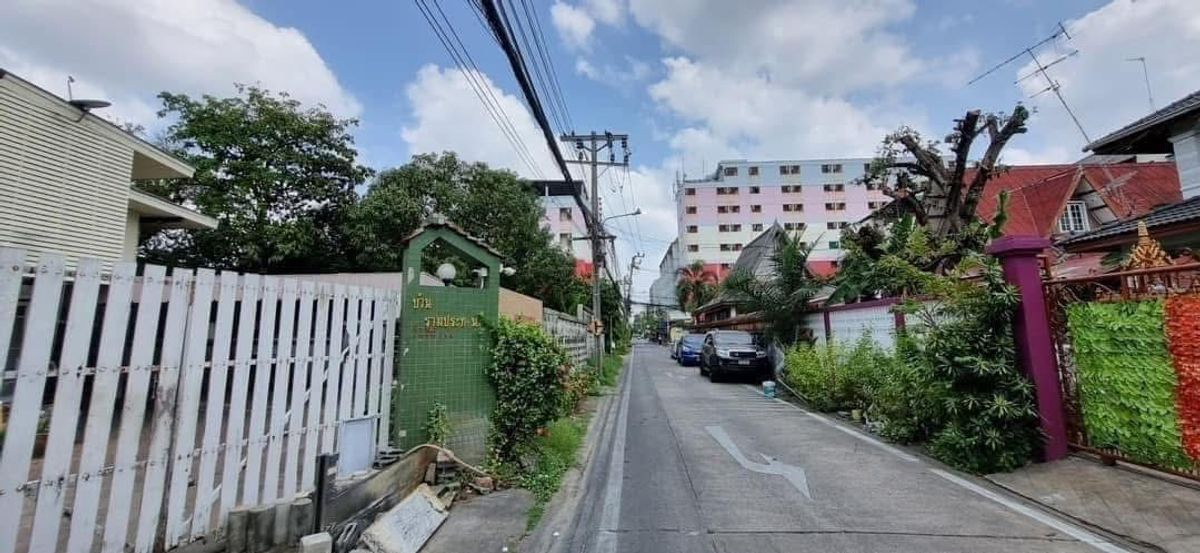 For SaleLandRamkhamhaeng, Hua Mak : Land with buildings, corner plot on Ramkhamhaeng Road 24, for invest