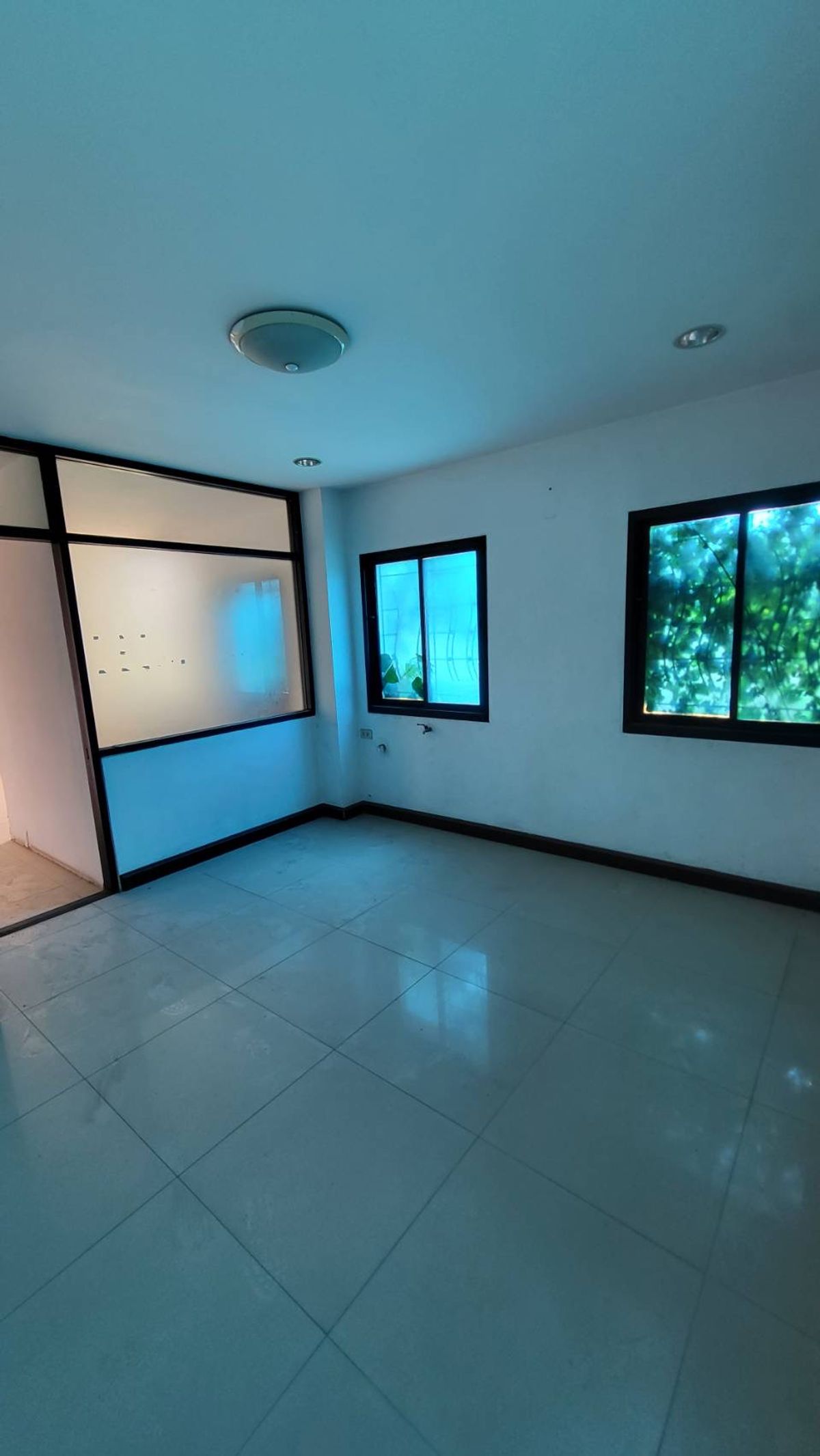 ขายโฮมออฟฟิศรัชดา ห้วยขวาง : 🔥โฮมออฟฟิศ 4 ชั้น ใจกลางรัชดา–เหม่งจ๋าย พร้อมที่จอดรถ 8 คัน! เริ่มเพียง 27 ล้าน!🔥  ทำเลทอง ใกล้ MRT, โรงเรียนนานาชาติ, สถานฑูต เหมาะสำหรับสำนักงาน + ที่อยู่อาศัย