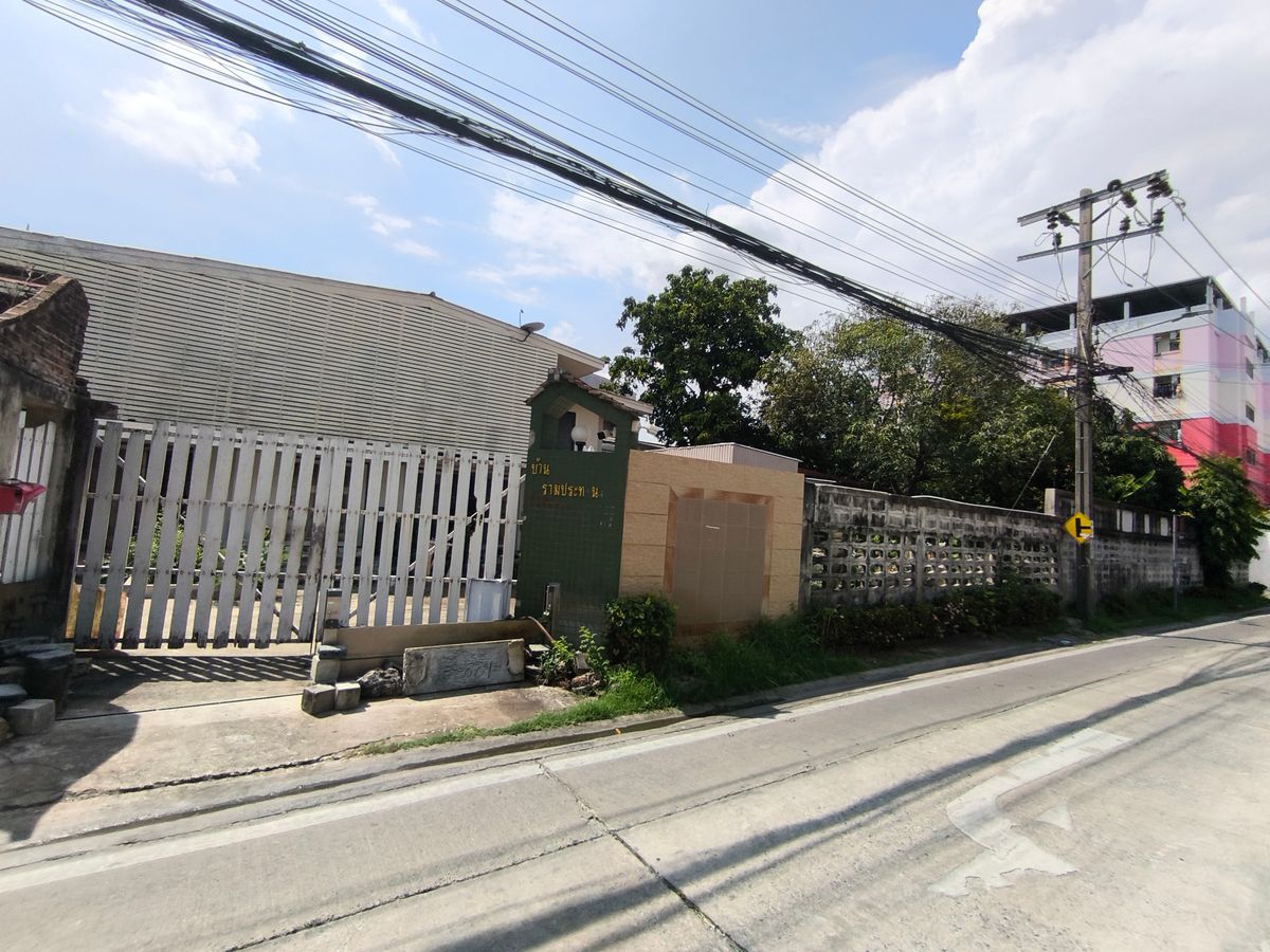 For SaleLandRamkhamhaeng, Hua Mak : Land with buildings, corner plot on Ramkhamhaeng Road 24, for invest