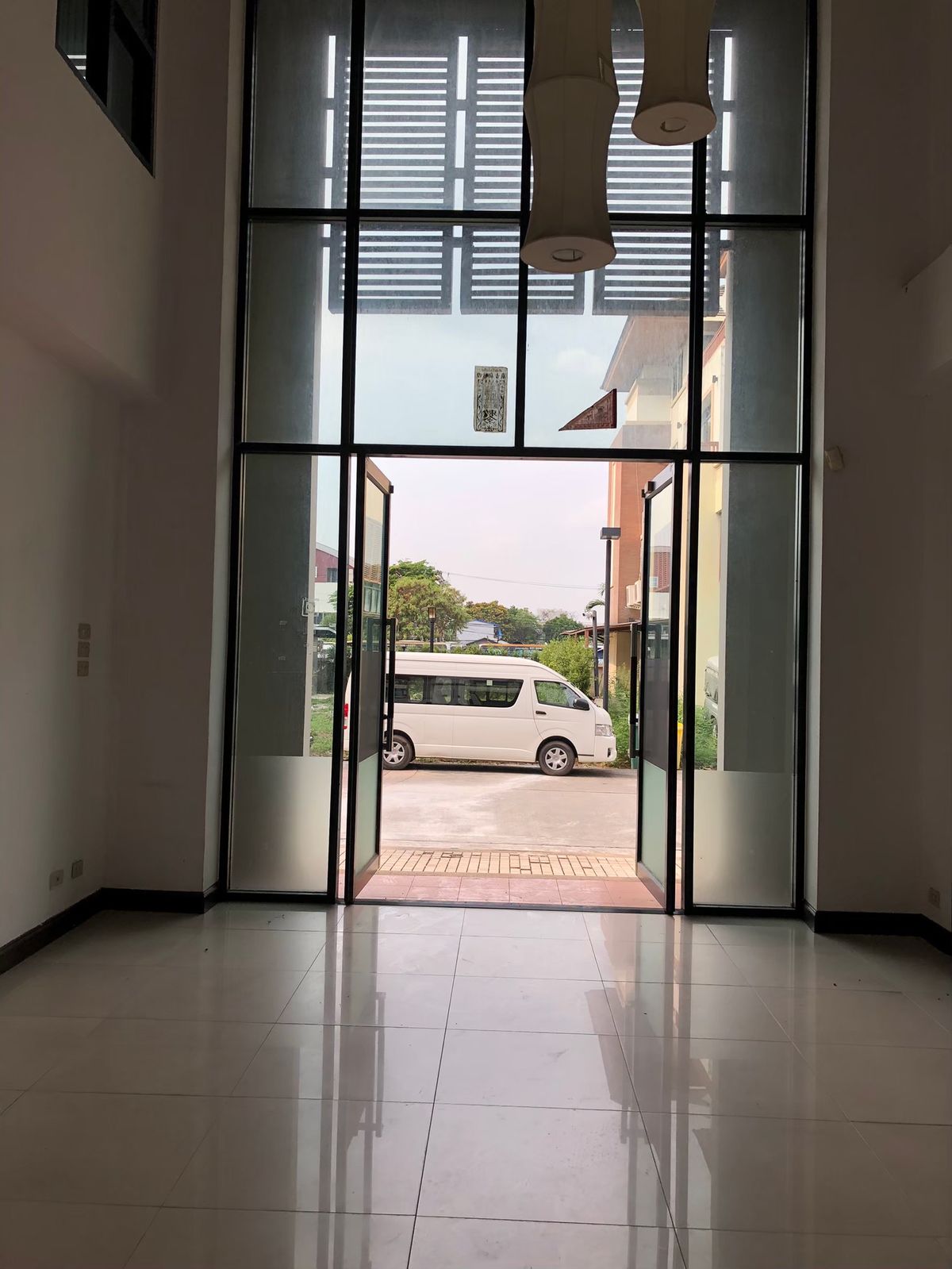 ขายโฮมออฟฟิศรัชดา ห้วยขวาง : 🔥โฮมออฟฟิศ 4 ชั้น ใจกลางรัชดา–เหม่งจ๋าย พร้อมที่จอดรถ 8 คัน! เริ่มเพียง 27 ล้าน!🔥  ทำเลทอง ใกล้ MRT, โรงเรียนนานาชาติ, สถานฑูต เหมาะสำหรับสำนักงาน + ที่อยู่อาศัย