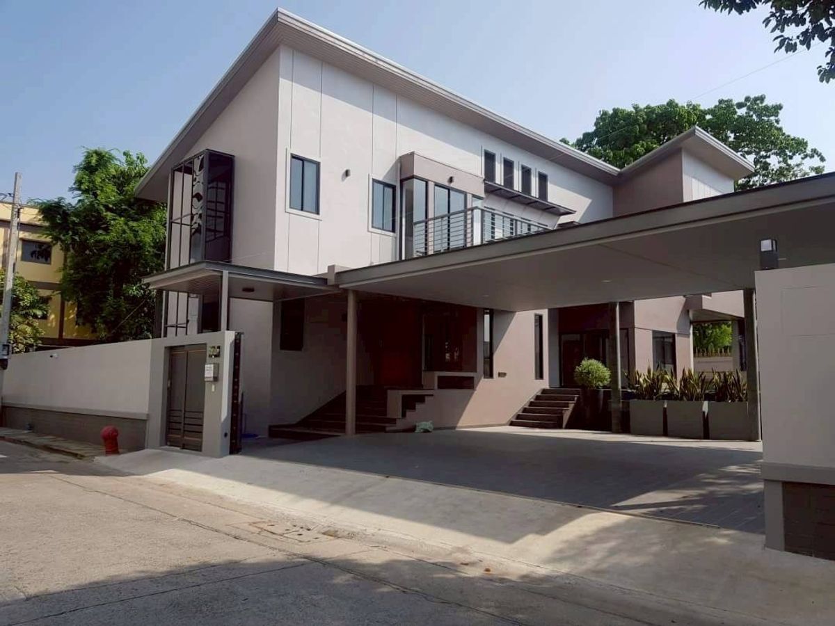 ให้เช่าทาวน์โฮมสุขุมวิท อโศก ทองหล่อ : 🏡บ้านใหม่ให้เช่า สุขุมวิท39✨4 ห้องนอน, 3 ห้องน้ำ , ที่จอดรถ 3 คัน สระว่ายน้ำส่วนตัว ใกล้ BTS สถานีพร้อมพงษ์ เดิน 15 นาที 