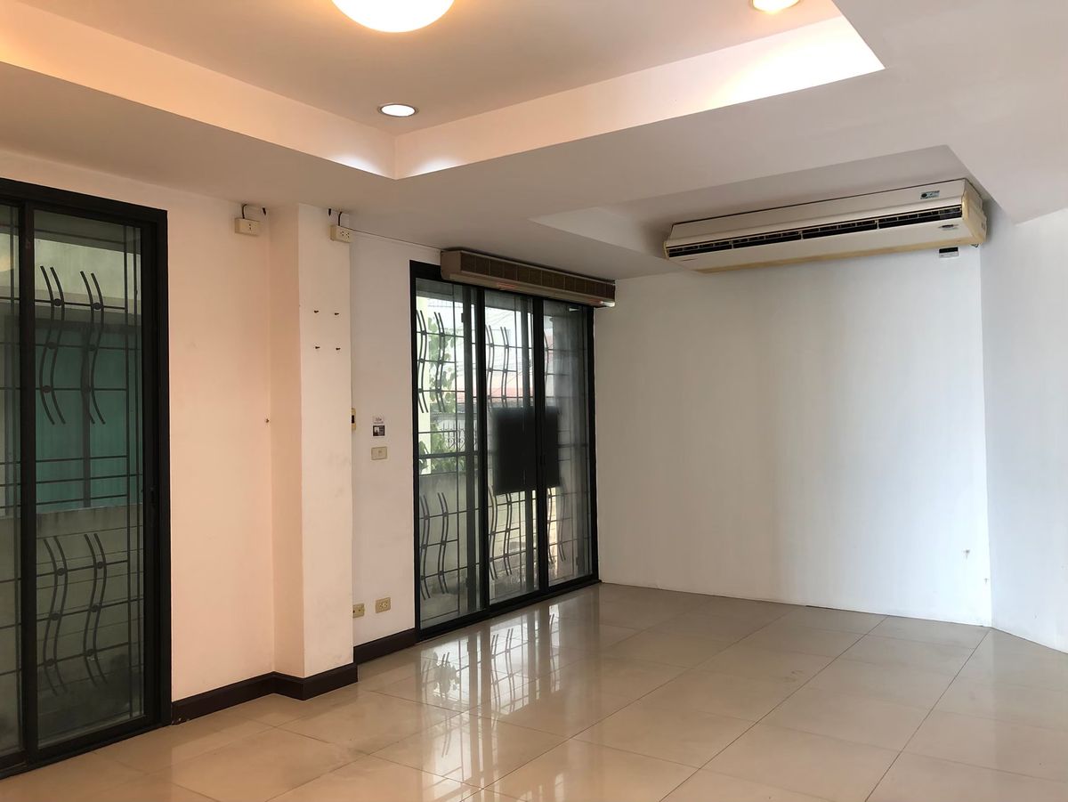 ขายโฮมออฟฟิศรัชดา ห้วยขวาง : 🔥โฮมออฟฟิศ 4 ชั้น ใจกลางรัชดา–เหม่งจ๋าย พร้อมที่จอดรถ 8 คัน! เริ่มเพียง 27 ล้าน!🔥  ทำเลทอง ใกล้ MRT, โรงเรียนนานาชาติ, สถานฑูต เหมาะสำหรับสำนักงาน + ที่อยู่อาศัย