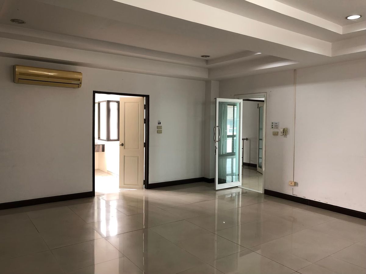 ขายโฮมออฟฟิศรัชดา ห้วยขวาง : 🔥โฮมออฟฟิศ 4 ชั้น ใจกลางรัชดา–เหม่งจ๋าย พร้อมที่จอดรถ 8 คัน! เริ่มเพียง 27 ล้าน!🔥  ทำเลทอง ใกล้ MRT, โรงเรียนนานาชาติ, สถานฑูต เหมาะสำหรับสำนักงาน + ที่อยู่อาศัย