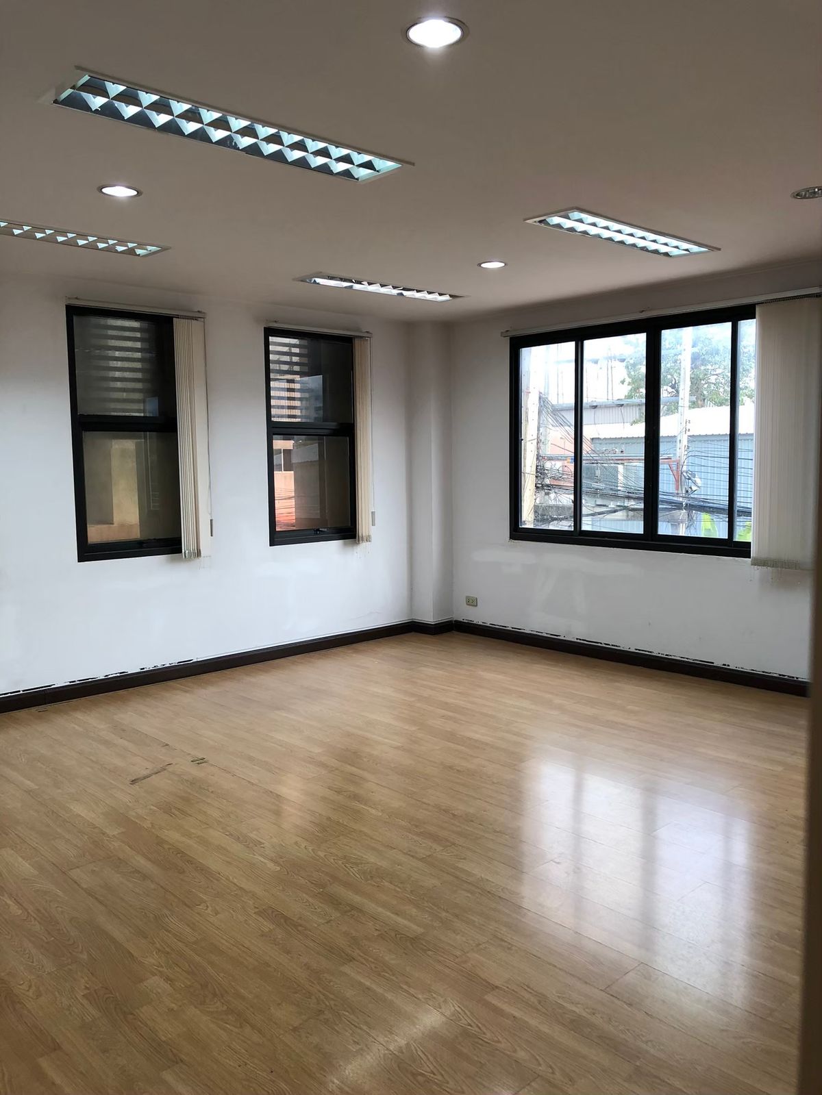 ขายโฮมออฟฟิศรัชดา ห้วยขวาง : 🔥โฮมออฟฟิศ 4 ชั้น ใจกลางรัชดา–เหม่งจ๋าย พร้อมที่จอดรถ 8 คัน! เริ่มเพียง 27 ล้าน!🔥  ทำเลทอง ใกล้ MRT, โรงเรียนนานาชาติ, สถานฑูต เหมาะสำหรับสำนักงาน + ที่อยู่อาศัย