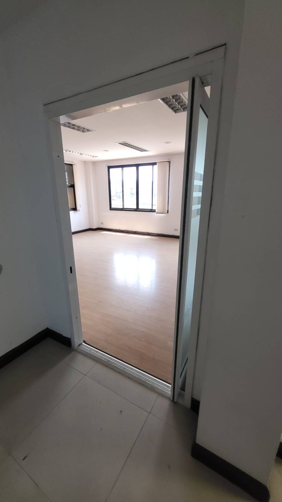 ขายโฮมออฟฟิศรัชดา ห้วยขวาง : 🔥โฮมออฟฟิศ 4 ชั้น ใจกลางรัชดา–เหม่งจ๋าย พร้อมที่จอดรถ 8 คัน! เริ่มเพียง 27 ล้าน!🔥  ทำเลทอง ใกล้ MRT, โรงเรียนนานาชาติ, สถานฑูต เหมาะสำหรับสำนักงาน + ที่อยู่อาศัย