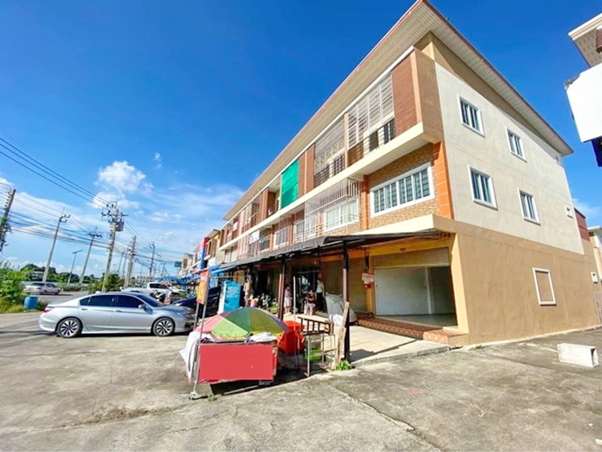 For RentShop HouseBangna, Bearing, Lasalle : After the corner of 3 bedrooms, Sukcharoen Phol School 1.2 km. Lotus Phraeksa-Samut Prakan 800 m. Commercial building, 3 floors, 3 water, 25 sq.w. 300 sq.m.