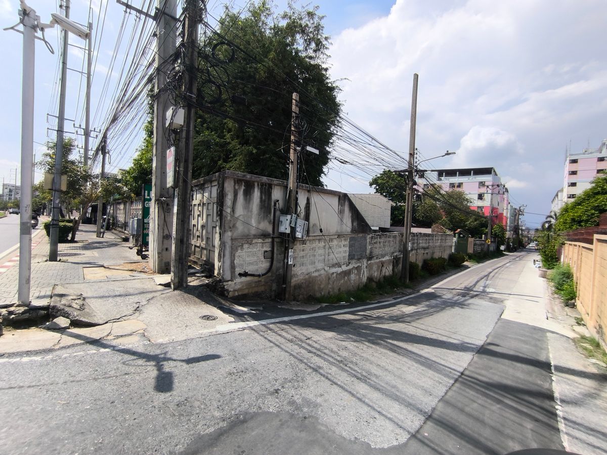 For SaleLandRamkhamhaeng, Hua Mak : Land with buildings, corner plot on Ramkhamhaeng Road 24, for invest