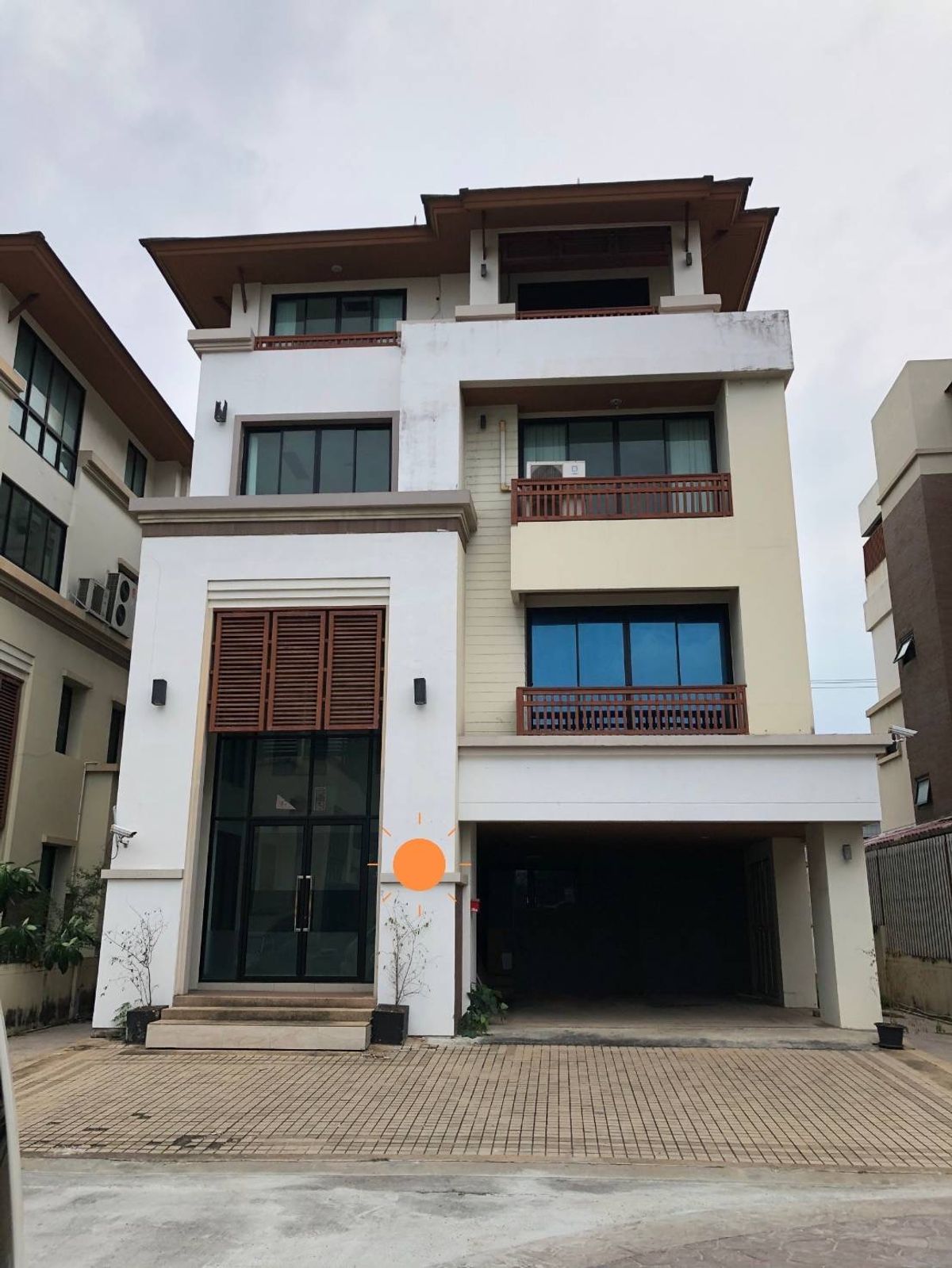 ขายโฮมออฟฟิศรัชดา ห้วยขวาง : 🔥โฮมออฟฟิศ 4 ชั้น ใจกลางรัชดา–เหม่งจ๋าย พร้อมที่จอดรถ 8 คัน! เริ่มเพียง 27 ล้าน!🔥  ทำเลทอง ใกล้ MRT, โรงเรียนนานาชาติ, สถานฑูต เหมาะสำหรับสำนักงาน + ที่อยู่อาศัย