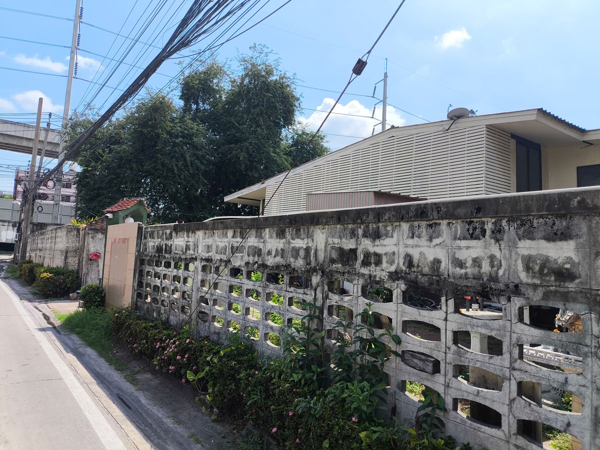 For SaleLandRamkhamhaeng, Hua Mak : Land with buildings, corner plot on Ramkhamhaeng Road 24, for invest