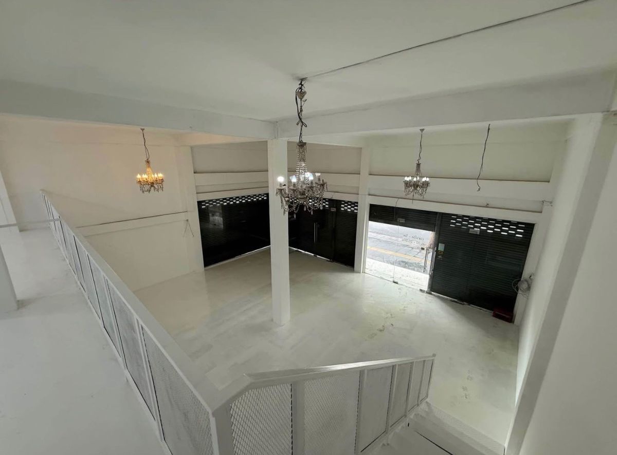 For RentShop HouseSukhumvit, Asoke, Thonglor : LTH12498 - Commercial For Rent at Sukhumvit 42/1 Size 35 SQ.W 142 SQ.M. 2 Beds 2 Baths BTS EKKAMAI Station Only 150K/Month