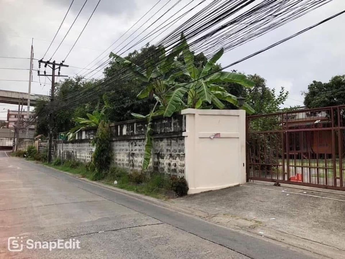 For SaleLandRamkhamhaeng, Hua Mak : Land with buildings, corner plot on Ramkhamhaeng Road 24, for invest