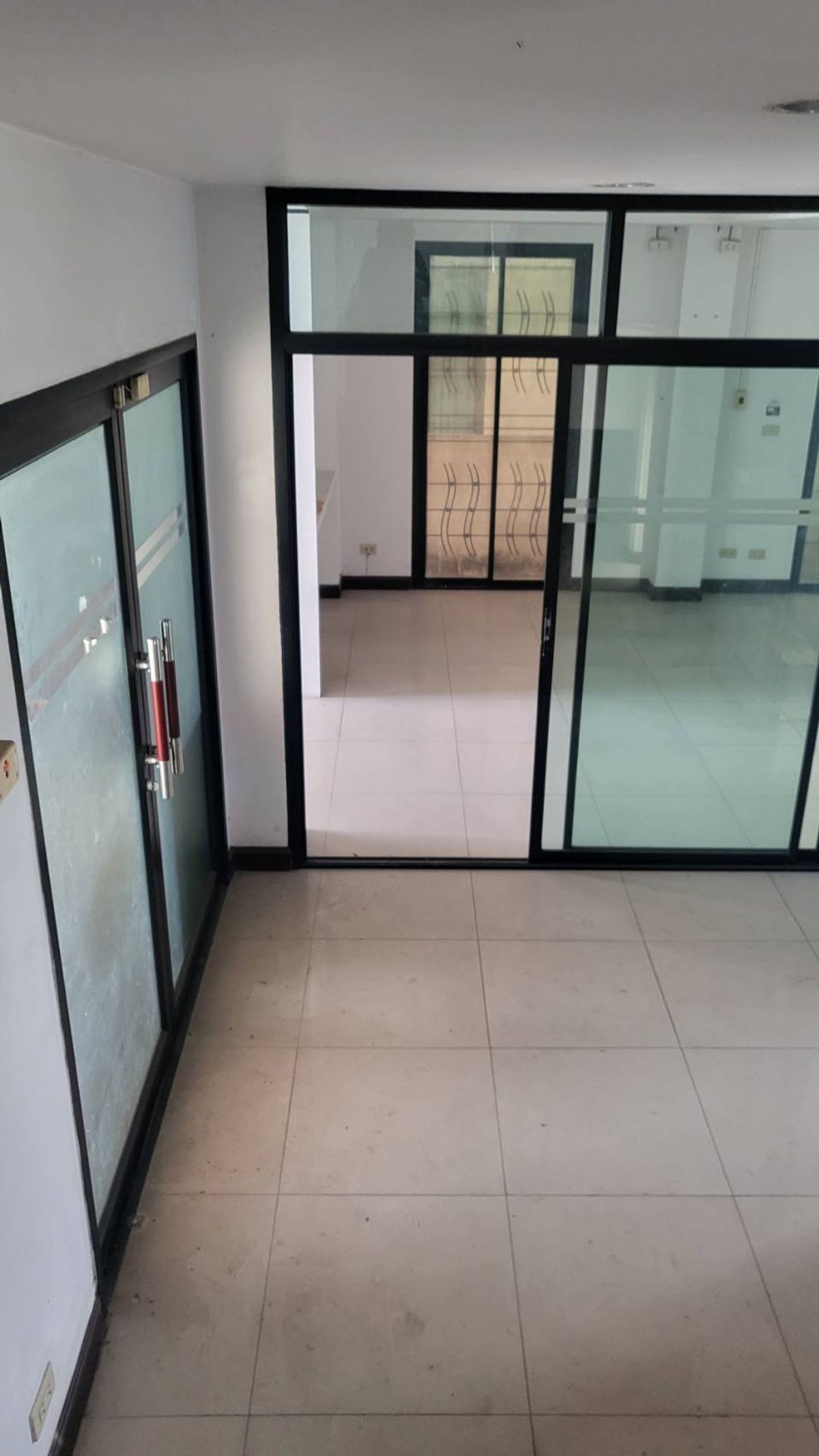 ขายโฮมออฟฟิศรัชดา ห้วยขวาง : 🔥โฮมออฟฟิศ 4 ชั้น ใจกลางรัชดา–เหม่งจ๋าย พร้อมที่จอดรถ 8 คัน! เริ่มเพียง 27 ล้าน!🔥  ทำเลทอง ใกล้ MRT, โรงเรียนนานาชาติ, สถานฑูต เหมาะสำหรับสำนักงาน + ที่อยู่อาศัย