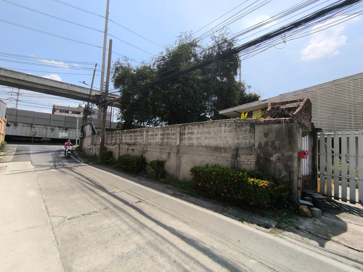 For SaleLandRamkhamhaeng, Hua Mak : Land with buildings, corner plot on Ramkhamhaeng Road 24, for invest