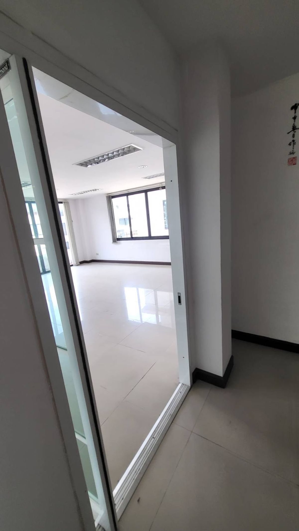 ขายโฮมออฟฟิศรัชดา ห้วยขวาง : 🔥โฮมออฟฟิศ 4 ชั้น ใจกลางรัชดา–เหม่งจ๋าย พร้อมที่จอดรถ 8 คัน! เริ่มเพียง 27 ล้าน!🔥  ทำเลทอง ใกล้ MRT, โรงเรียนนานาชาติ, สถานฑูต เหมาะสำหรับสำนักงาน + ที่อยู่อาศัย