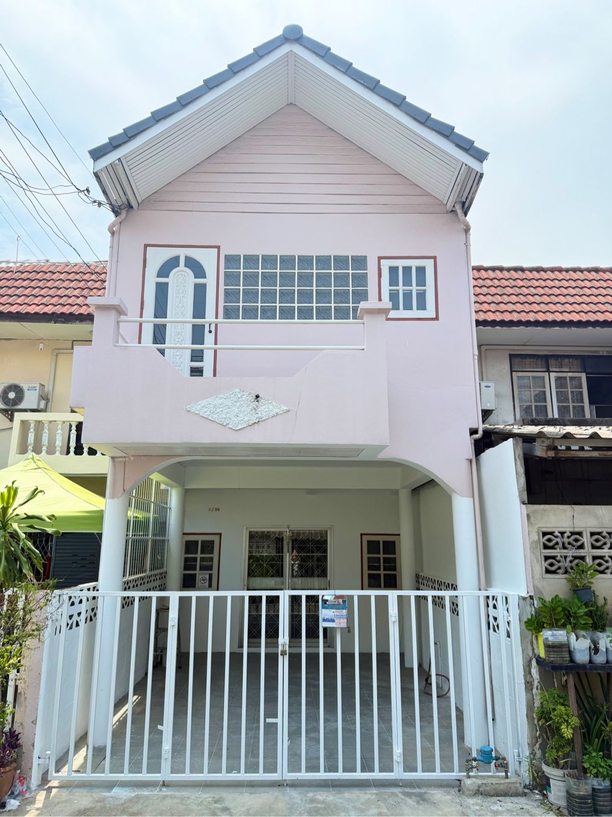 ให้เช่าทาวน์โฮมเกษตร นวมินทร์ ลาดปลาเค้า : #ให้เช่าทาวน์เฮาส์ 2 ชั้น รีโนเวทใหม่ สวยคลีนโทนขาวมินิมอล พร้อมอยู่ บ้านตั้งอยู่ต้นซอย ติดถนนใหญ่! พื้นที่ด้านหน้าต่อเติมเพิ่ม เนื้อที่กว้างมาก   ใกล้ถนนเกษตร–นวมินทร์เพียง 100 เมตร 🔥 เช่า 10,000 บาทต่อเดือน🔥