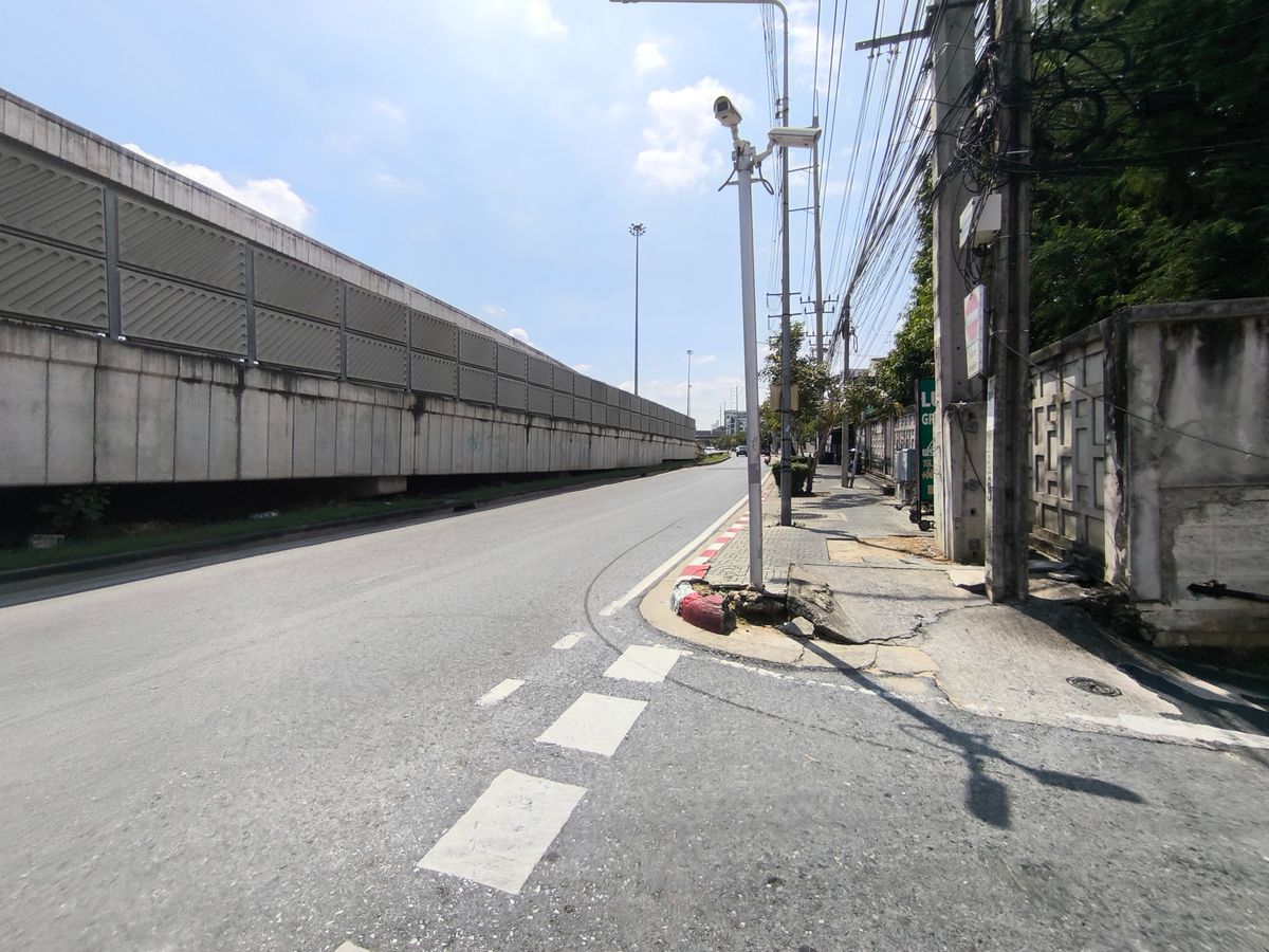 For SaleLandRamkhamhaeng, Hua Mak : Land with buildings, corner plot on Ramkhamhaeng Road 24, for invest