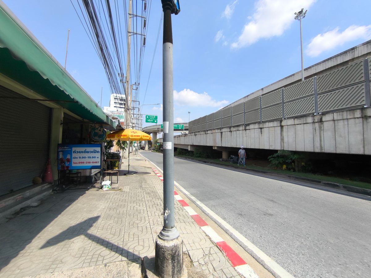 For SaleLandRamkhamhaeng, Hua Mak : Land with buildings, corner plot on Ramkhamhaeng Road 24, for invest