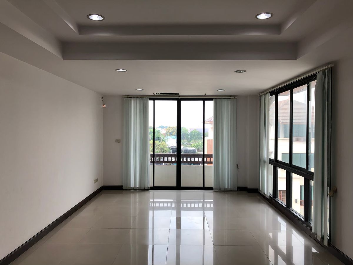 ขายโฮมออฟฟิศรัชดา ห้วยขวาง : 🔥โฮมออฟฟิศ 4 ชั้น ใจกลางรัชดา–เหม่งจ๋าย พร้อมที่จอดรถ 8 คัน! เริ่มเพียง 27 ล้าน!🔥  ทำเลทอง ใกล้ MRT, โรงเรียนนานาชาติ, สถานฑูต เหมาะสำหรับสำนักงาน + ที่อยู่อาศัย