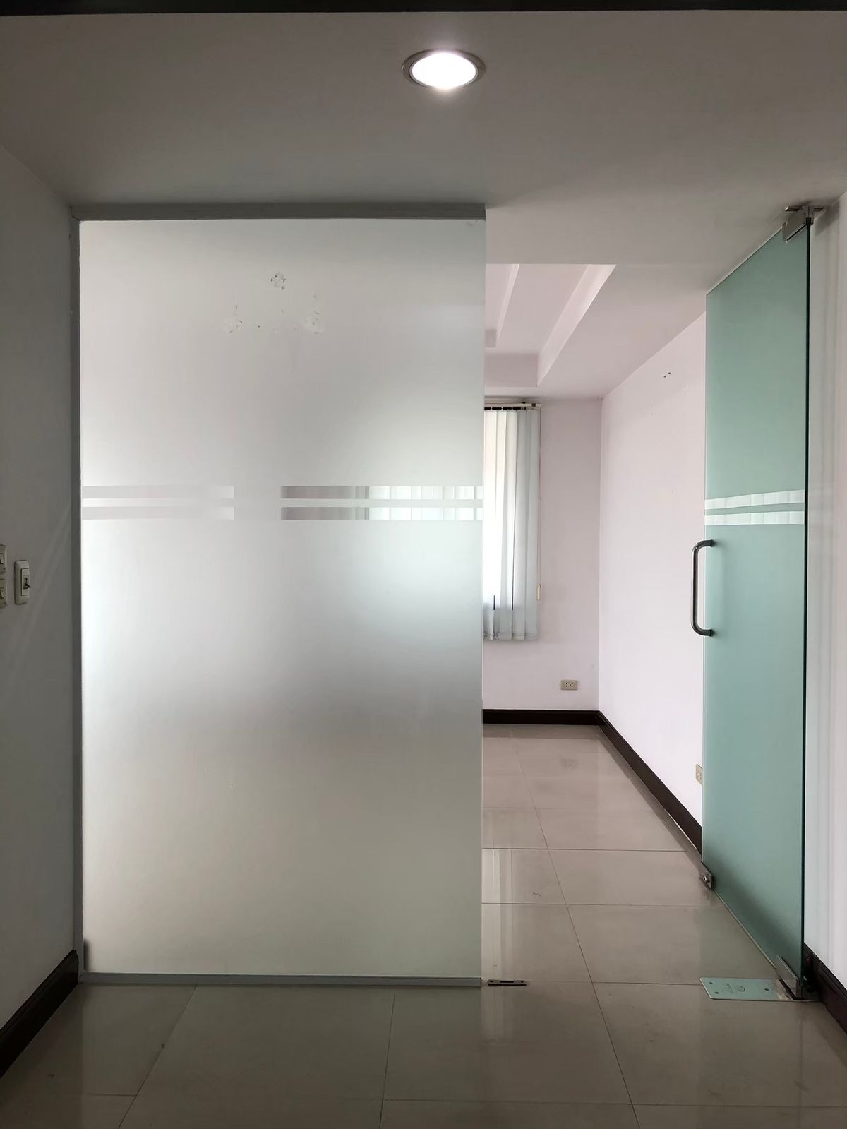 ขายโฮมออฟฟิศรัชดา ห้วยขวาง : 🔥โฮมออฟฟิศ 4 ชั้น ใจกลางรัชดา–เหม่งจ๋าย พร้อมที่จอดรถ 8 คัน! เริ่มเพียง 27 ล้าน!🔥  ทำเลทอง ใกล้ MRT, โรงเรียนนานาชาติ, สถานฑูต เหมาะสำหรับสำนักงาน + ที่อยู่อาศัย