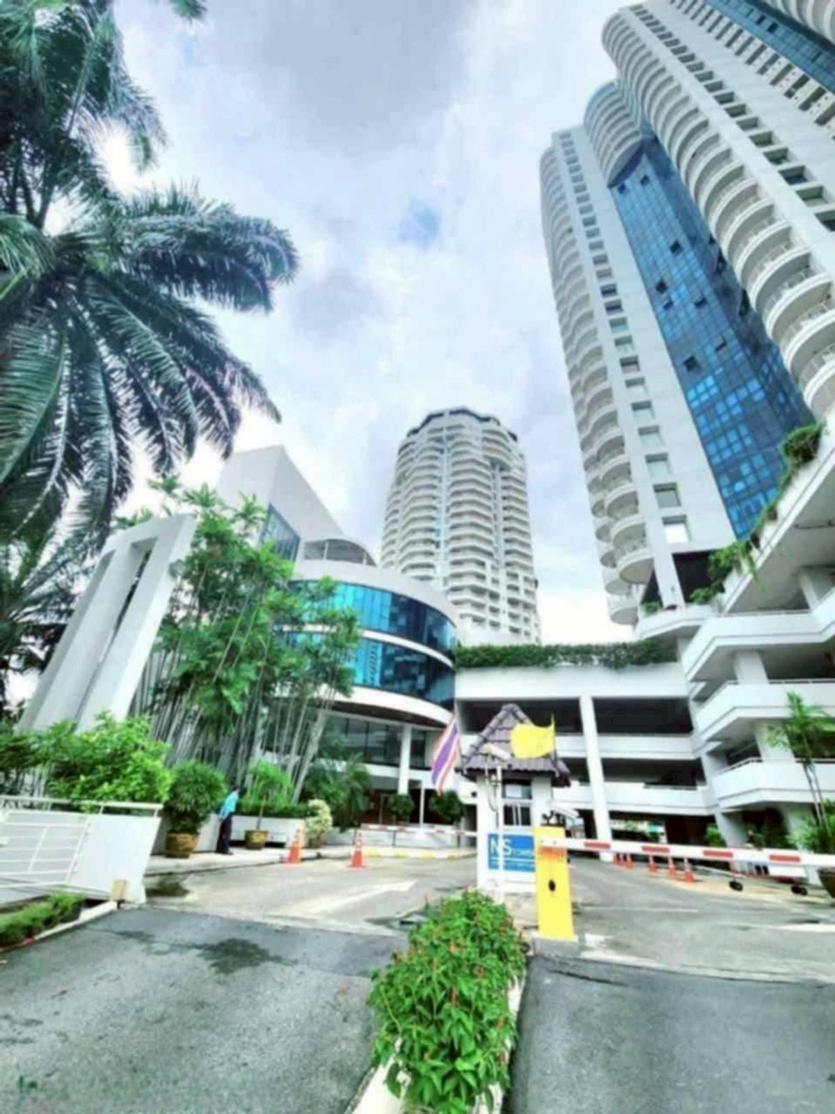 For RentCondoBangna, Bearing, Lasalle : NS Tower Central Bangna Building, Bang Na Condominium, Central Department Store, Big C Bangna, BITEC, Thai Nakarin Hospital Convenient transportation, Bangna-Chon Buri Expressway