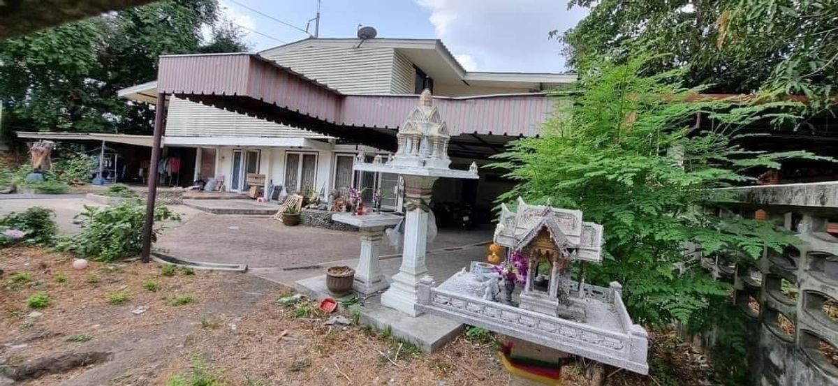 For SaleLandRamkhamhaeng, Hua Mak : Land with buildings, corner plot on Ramkhamhaeng Road 24, for invest