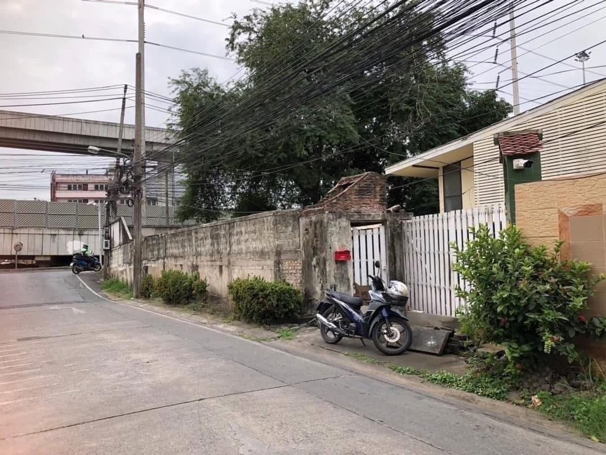 For SaleLandRamkhamhaeng, Hua Mak : Land with buildings, corner plot on Ramkhamhaeng Road 24, for invest