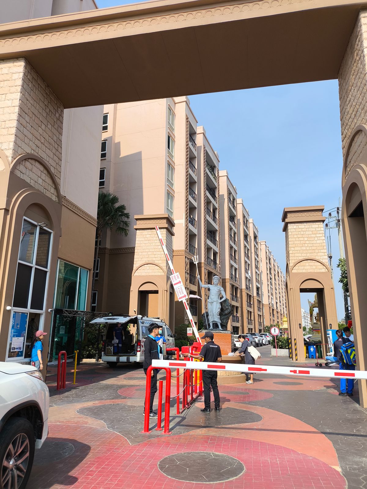 ขายกิจการโรงแรม & กิจการอพาร์ตเมนต์พัทยา บางแสน ชลบุรี สัตหีบ : คอนโดใกล้ทะเล สำหรับนักลงทุน ขายยกทั้งตึกพร้อมผู้เช่า เดือนละ 360,000 บาท