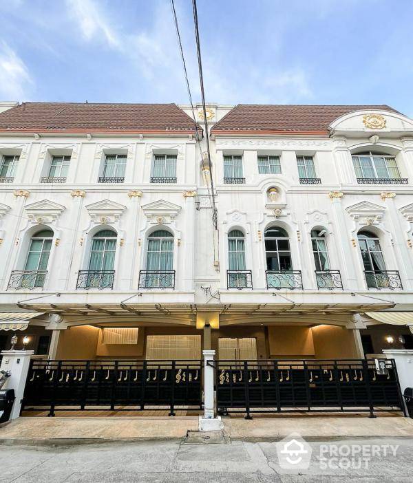 ให้เช่าทาวน์โฮมพระราม 3 สาธุประดิษฐ์ : ทาวน์เฮาท์ 4-ห้องนอน ที่ บ้านกลางกรุง แกรนด์ เวียนนา พระราม 3 ใน บางโพงพาง