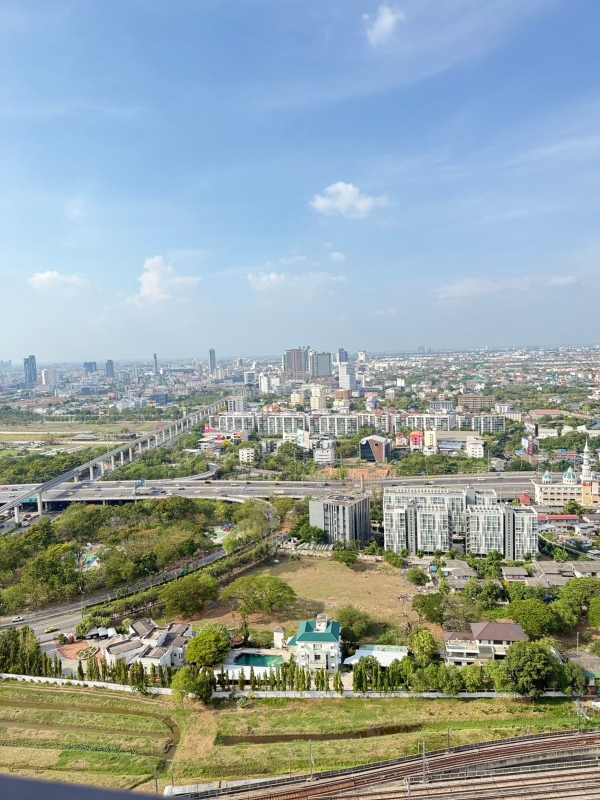 ให้เช่าคอนโดพัฒนาการ ศรีนครินทร์ : ให้เช่า Rich Park @ Triple Station   🚇 Airport Link สถานีหัวหมาก – 250 ม.