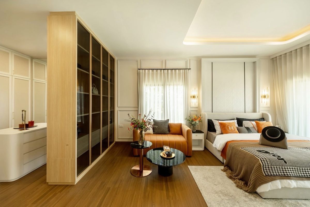 For SaleHouseBangna, Bearing, Lasalle : 🏡 Luxury Single House in Bangna - Srivaree 4 beds, 5 baths, spacious design with multiple parking spaces. Prime location with quick access to Burapha Withi Expressway and Suvarnabhumi Airport.