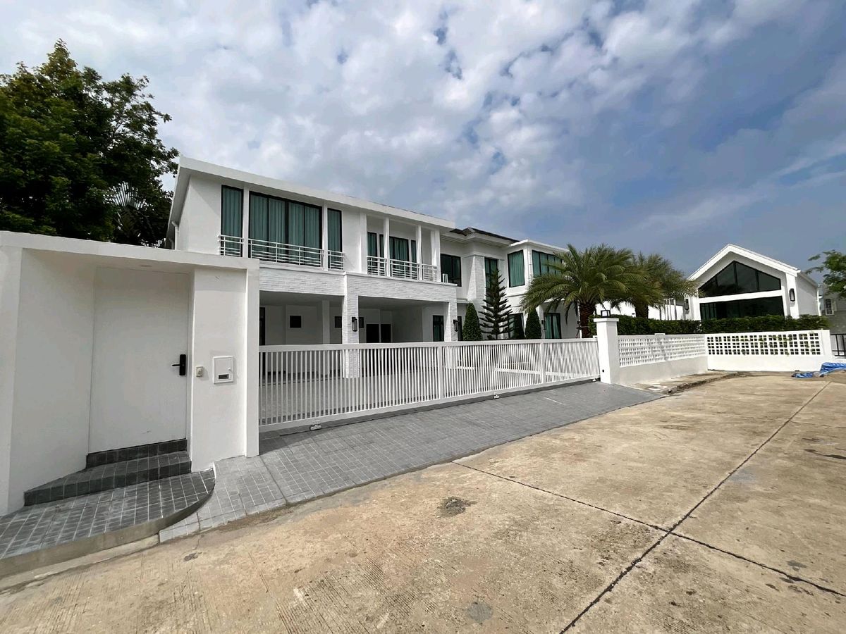 For SaleHouseLadkrabang, Suwannaphum Airport : Luxury single house, quiet, good weather, high safe, near the airport in the village of Perfect Master Peach, Sukhumvit 77, Robinson, Lat Krabung
