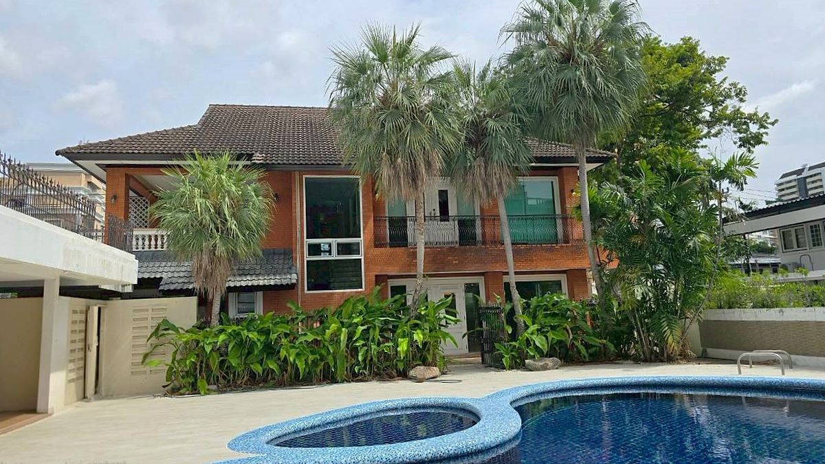 For RentHouseSukhumvit, Asoke, Thonglor : Single house with private pool at Sukhumvit 63 (Ekamai) ** NO CO-AGENT ** 独栋别墅带私家泳池出租，位于素坤逸63巷。