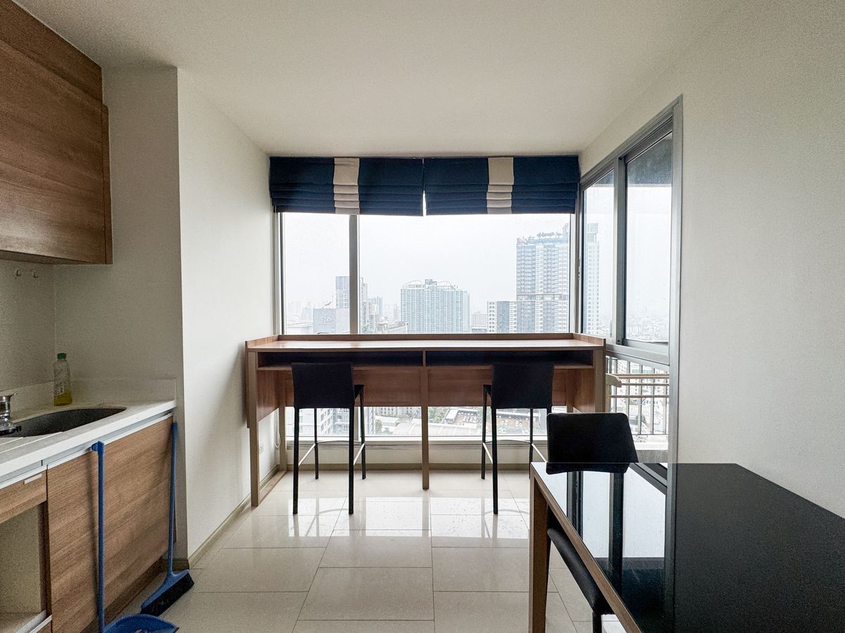 For RentCondoRatchadapisek, Huaikwang, Suttisan : Cheapest in the heart of Huai Khwang Intersection. 🔥 Rent a Rhythm Huaykhwang condo, attached to MRT Huai Khwang 0 meters, 1 bedroom, 1 large bathroom, 46SQM, complete furniture.