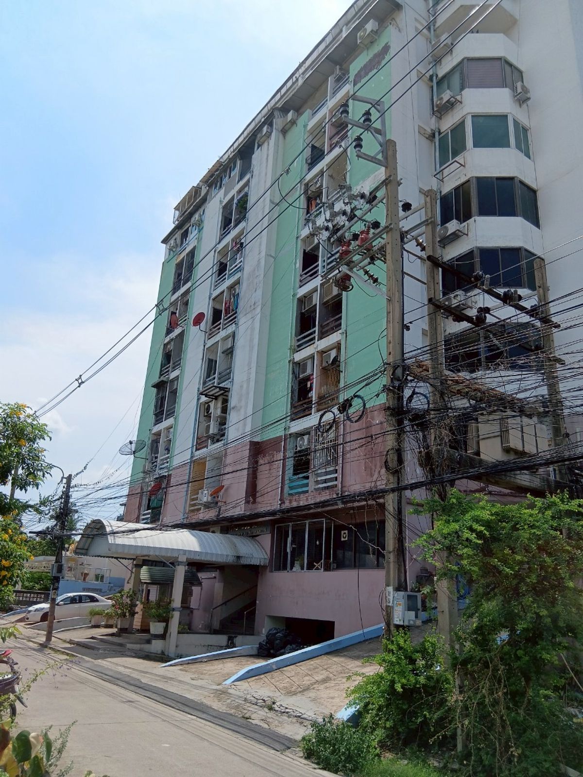 ขายคอนโดนนทบุรี บางใหญ่ บางบัวทอง : ดอนโดมิเนียม 9 ชั้น ทำเลดี  โครงการ ฎารัตน์ คอนโดทาวน์ ซอยงามวงศ์วาน 25 แยก 23 ถนนงามวงศ์วาน ต.บางเขน อ.เมืองนนทบุรี จ.นนทบุรี