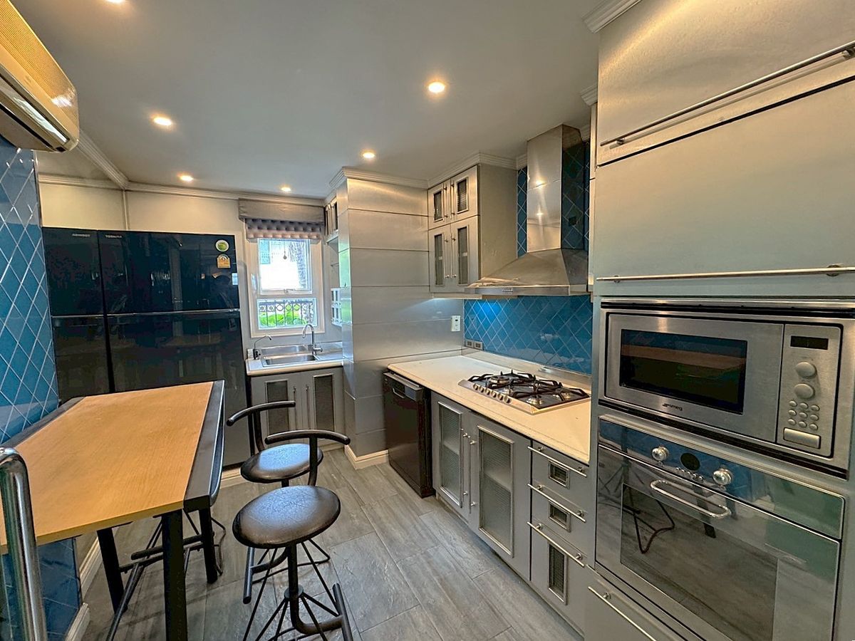 For RentHouseSukhumvit, Asoke, Thonglor : Single house with private pool at Sukhumvit 63 (Ekamai) ** NO CO-AGENT ** 独栋别墅带私家泳池出租，位于素坤逸63巷。